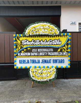 Papan Bunga Duka di Telaga Biru